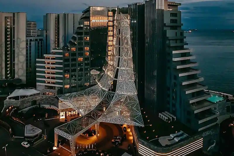 JW Marriott Marmara Sea giriş kanopisi ve akşam aydınlatması